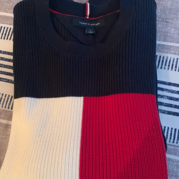 Tommy Hilfiger Designer Sweater. Very stylish! Item is brand new and never worn - Picture 1 of 4